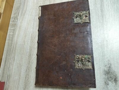 Kniha z roku 1749 na predaj, kniha má 275 rokov