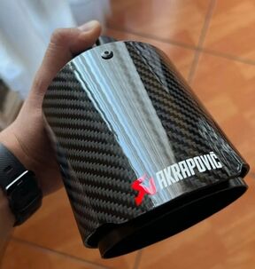 NOVÁ  Univerzálna " carbon" koncovka výfku logo: Akrapovič