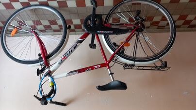 Predám bicykel a klávesy