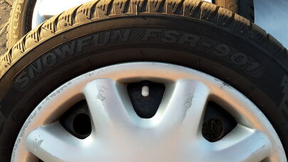 Predám 4x zimné pneu na diskoch 185/60 R15, originál puklice