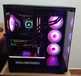 Predám kvalitný herný PC – RTX 4070 Super+ Ryzen 7+ 32GB RAM