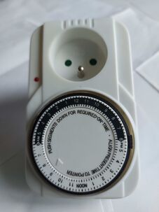Spinač zásuvky 230V automatický