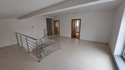 Priestory-kancelárie, služby, príp. bývanie.