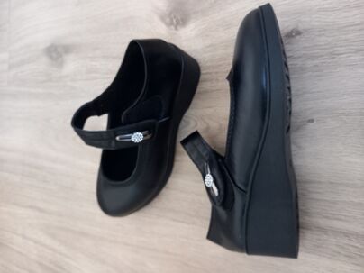Dámske topánky,nové,nepoužívané.
Farba čierna,v