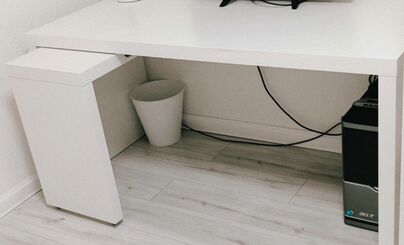 MALM písací stôl s výsuvným stolíkom