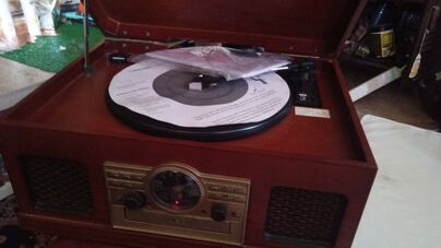 Gramafon predávam je aj na cd aj kazety aj radio a