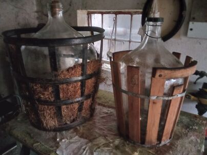 Demižony 50l-20e kovový kôš, 25l-10e drevený kôš,