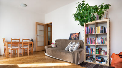 Voľné podľa dohody. ŠTÝLOVÝ A SLNEČNÝ 2-IZBOVÝ BYT S BALKÓNO