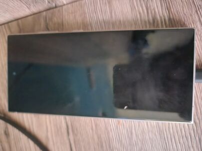 Predám Samsung galaxie s 25 Ultra ,prasknutý ma za