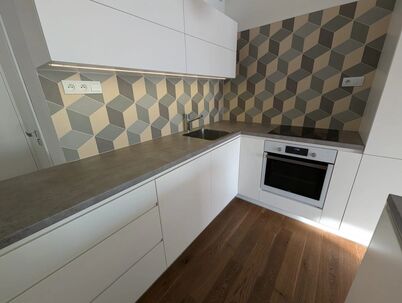MODERNÝ 2-IZBOVÝ BYT S GARÁŽOVÝM STÁTÍM A PIVNICOU – KRAMÁRE
