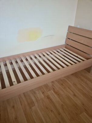 Posteľ s roštom